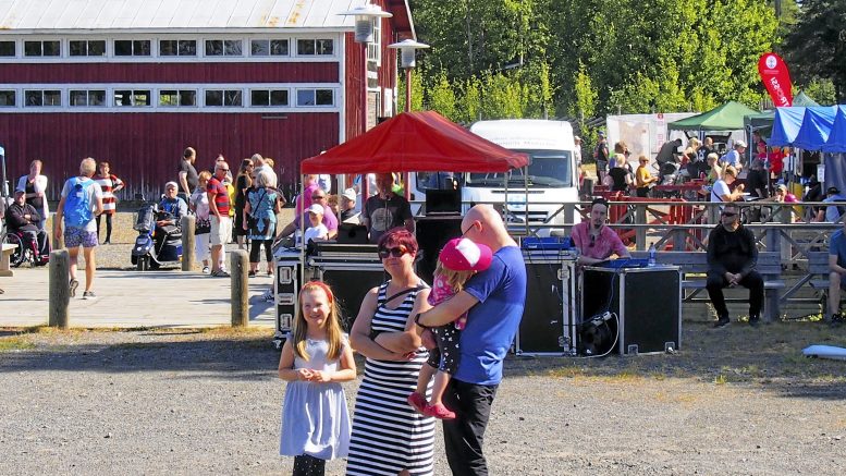 Kävijät löysivät Piippurockin yhteydessä järjestettävät lähimarkkinat hyvin, ja markkinatapahtuma myös laajensi alun perin rokkifestarina tunnetun tapahtuman koko perheelle sopivaksi kohteeksi. Yleisön joukossa olivatkin edustettuina sekä lapsiperheet että iäkkäämpi väki. (Kuva: Ismo Piri)