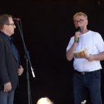 Kiiminkipäivien juontajana toimi lauri Mikkonen (oikealla). Kuvassa Mikkosen haastateltavana lavalla on Kiiminki-seuran puheenjohtaja Matti Kontio.