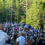 Festariväki levittäytyi myös sillalle katselemaan artistien esityksiä Koskilavalla.