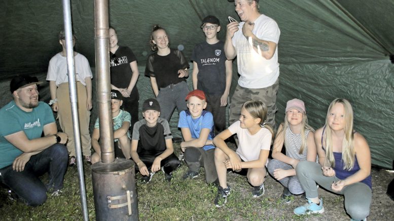 Ensimmäiseksi pystytettiin puolijoukkueteltta ja asetutaan taloksi.Tästä alkoi Iin ja Kuivaniemen palokuntanuorten MiniEldis-leiri lauantaina. (Kuva: Leena Takaluoma)