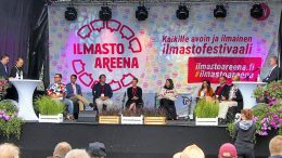 Kalle Pyky ja Tuuli Hietaniemi tivasivat poliittisilta päättäjiltä näkemyksiä ilmastonmuutoksen hillitsemisestä. Panelistit vasemmalta Juhani Klemetti, Henrik Wickström, Mika Pietilä, Jenni Pitko, Minna Minkkinen, Mari-Leena Talvitie, Juha Sipilä ja Saija Hyvönen. Oikealla professori Jyri Seppälä, joka kommentoi keskustelua muun muassa todeten, että panelistien tahtotila oli yhteinen, mutta haasteena tulee olemaan rahallisten resurssien jakaminen.