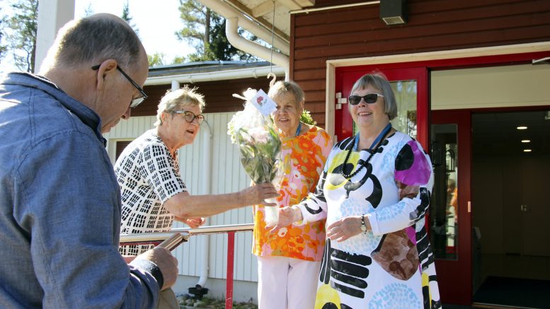 Yli 40 vuotta Onnelan toiminnassa mukana olleet Pirjo Hätälä (oik.), Ritva Tolonen ja Ritva Niemi olivat vastaanottamassa Onnelaan tulijoita. Onnitteluvuorossa Pasi Haapakangas, yhteistyökumppani Asemakylän kyläyhdistyksen puitteista ja Kiiminkijoki ry:stä.