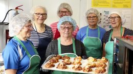 Yli-Iin SPR:n leivontaryhmään kuuluvat Kaisa Hökkä (vasemmalta), Raija Heinonen, Marja-Liisa Paaso, Kaisa Lahdenperä, Ritva Körkkö ja Eila Saarela (edessä) leipoivat perjantaina pullia Nälkäpäivän hyväksi.