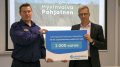 Janne Mäkelä otti vastaan 3000 euron lahjoituksen, jota luovuttamassa oli LähiTapiola Pohjolan Sauli Jaakkola.