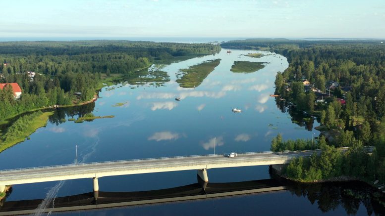 Kaunis Kiiminkijoki yläilmoista nähtynä. Jokimaisemaa ja Haukiputaan kylänäkymiä esitellään Haukipudas-seuran juhlavuoden merkeissä teettämällä vidolla. Kuvaukset on toteuttanut tiimi Leena Happonen ja Hannu Lievetmursu. Kuva Kotiseutu yläilmoista -videolta.