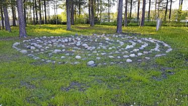 Jatulintarha on kivien reunustama polku, labyrintti, joka johtaa kuvion ulkoreunalta sen keskelle. Tyypillinen jatulintarha on halkaisijaltaan noin 10 metriä. (Kuva: Rantapohjan arkisto)