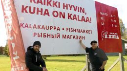 Jussi-Pekka Kuha ja Janne Pekkala kertovat, että viimevuotisten syyskalaasien tapaan Kalaliike H. Kuhan pihamaalla on lauantaina tarjolla markkinatunnelmaa.