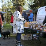 Jaakko Leppänen (oik.) tuli myymään lähiruokatuotteita syysmarkkinoille. Taaempana kalatuotteita kauppaamassa Kalle Hiltula.