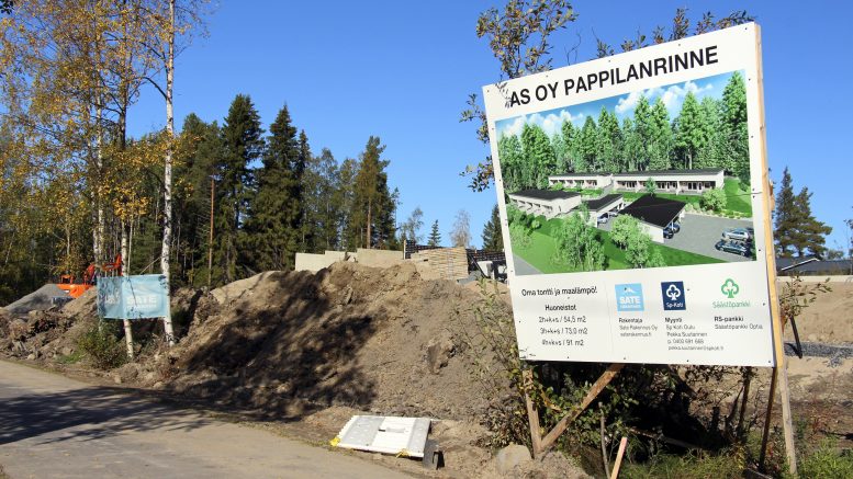 Pappilanrinteen rivitalot rakennetaan Haukiputan keskustan länsipuolelle Rannantien varteen Santaholman suunnalle. Ensimmäinen vaihe on rakenteilla ja toinen vaihe alkaa ensi kesänä taaempana näkyvän metsän kohdalle.