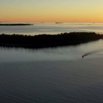 Haukiputaalla riittää kaunista joki- ja merinäkymää. Kuvassa saaret Kropsu ja Hiue syksyisessä maisemassa. Kuva Leena Happosen ja Hannu Lievetmursun kuvaamalta videolta.