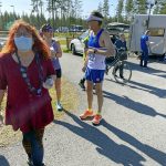 Aila Orabi (vas.) oli mukana tapahtumassa talkoolaisena 15. kerran. Taustalla puolimaratonin N60-sarjan voittaja Kariina Kauppinen vaihtaa kuulumisia maratonin M50 ja samalla kokonaiskilpailun voittajan Esko Kariniemen kanssa.