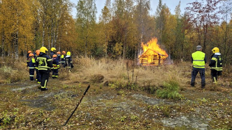 Kuivaniemen palokuntanuorilla oli harvinainen harjoitus lauantaina, kun Pankinnokalla poltettiin vanha halkovaja. (Kuva: Juho-Jussi Heinäaho)