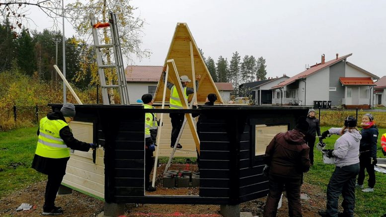 Yhteistöllisyyskota nousemassa Länsituulen päiväkodin pihan itä-etelä kulmaukseen. Taustalla Länsituulen asuinaluetta.