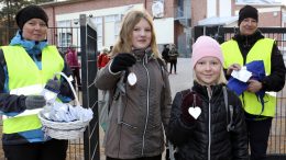 Kotikoulutoimikunnan jäsenet Marjo Raappana (vas.) ja Jutta Arolaakso huomasivat, että koululaiset ilahtuivat heijastimista. Jenna ja Miia Raappanalla on pimeään aikaan useita heijastimia.