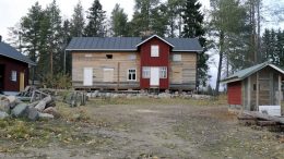 Timo Kortetjärvi aikoo rakentaa kotinsa ympärille vanhantyylisen pihapiirin.