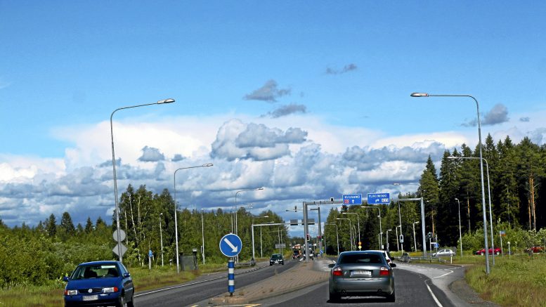 Kansanedustaja Pekka Aittakumpu vaatii Kuusamontien liittämistä pääväyläverkkoon. Valtatie 20 eli Kuusamontie taas on ainoa maaväylä, jota matkailijat ja rahtiliikenne käyttävät välillä Kuusamo-Oulu. (Arkistokuva:Milja Mustonen)