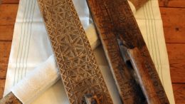 Kaulauslautaa ja -tukkia on käytetty ennen mankelin yleistymistä pellavaisten ja puuvillaisten liinavaatteiden silittämiseen. (Kuva: Eino Mikkonen)