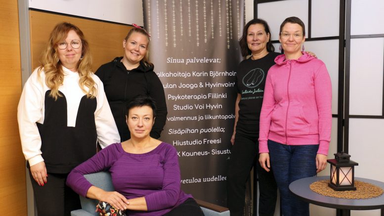 Virpi Keränen (vasemmalta), Satu Kaisto, Liisa Pakanen, Karin Björnholm ja Paula Harju (edessä) ovat hyvillään, että ovat saaneet Kauneus- ja hyvinvointitalon myötä työyhteisön.