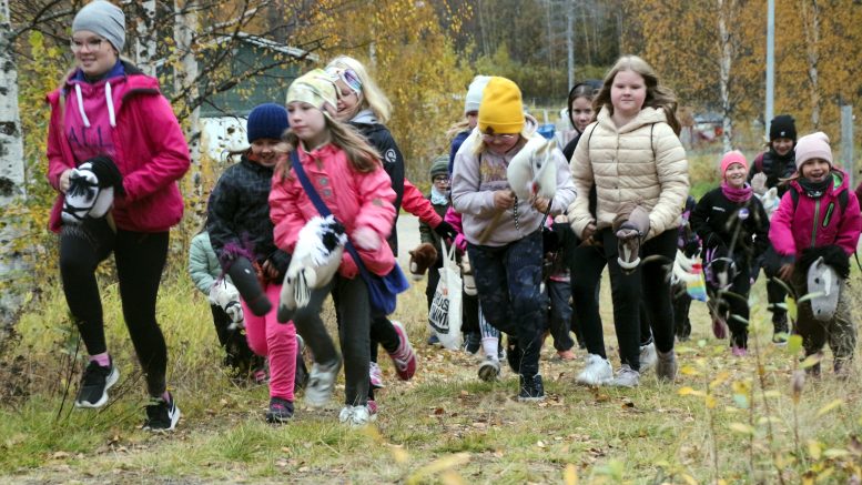 Kerhon ohjaaja Iida-Liisa Siivola (vasemmalla) johdatti KKP:n kepparikerholaiset kohti yhteistä maastoratsastuslenkkiä. (Kuva: Teea Tunturi)