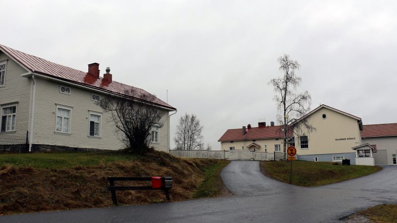 Ryhmäperhepäiväkoti Tenavatupa toimii kuvassa vasemmalla olevassa vanhassa Olhavan kansakoulussa. Oikealla oleva nykyinen koulurakennus rakennettiin vuonna 1954.