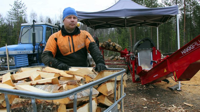 Marko Hand rakensi lämminilmakuivaamon, jolla polttopuut saa kuivaksi muutamassa päivässä vuodenajasta riippumatta. Kuivaamon avulla polttopuutyöt jakautuvat tasaisemmin vuodenkiertoon. (Kuva: Teea Tunturi)