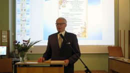 Pohjois-Pohjanmaan kirjoittajien puheenjohtaja, haukiputaalainen Taisto Tammela korosti avajaispuheessaan kirjoittajien merkitystä rikkaan suomen kielen jatkajina.