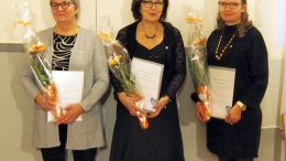 Ammattiliiton hopeiset ansiomerkit luovutettiin kolmelle pitkäaikaiselle järjestöaktiiville, Ulla Huoviselle (vasemmalla), Eija Paakkolalle ja Elina Penttilälle. (Kuva: Ritva Piri)