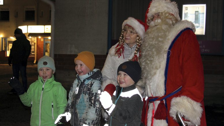 Veljekset Alvar, Manu ja Vertti pääsivät kertomaan joululahjatoiveistaan joulupukille ja -muorille Haukiputaan joulunavauksessa. Puurusen perheelle perinteinen joulunavaus ilotulituksineen on mukava yhteinen ulkoilmatapahtuma, joka käynnistää mukavan ja odotetun joulukauden.