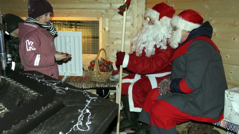 Yhteisökodassa oli yllätys! Siellä oli joulupukki tonttuineen. Kuulumisia ja lahjatoiveita kertomassa Iisa ja Eemi Myllynen.