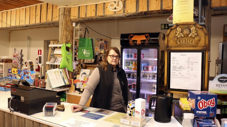 Veera Kuha avasi kyläkaupan ja kahvilan Oijärvelle neljä vuotta sitten.