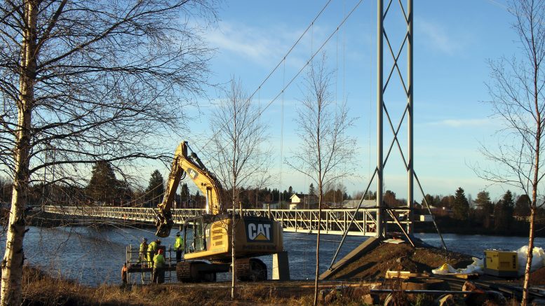 Työt jatkuvat siltatyömaalla. Sillan odotetaan valmistuvan joulukuussa. (Kuva: Annamari Liias)