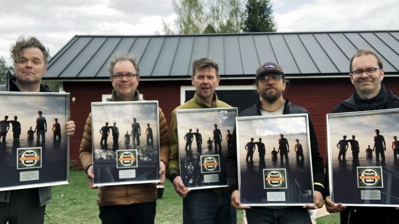 Aknestik ja platinalevyt: Jukka Takalo (vas.), Mikko Rautalin, Vesa Kupila, Kai Latvalehto ja Maako Härönen.