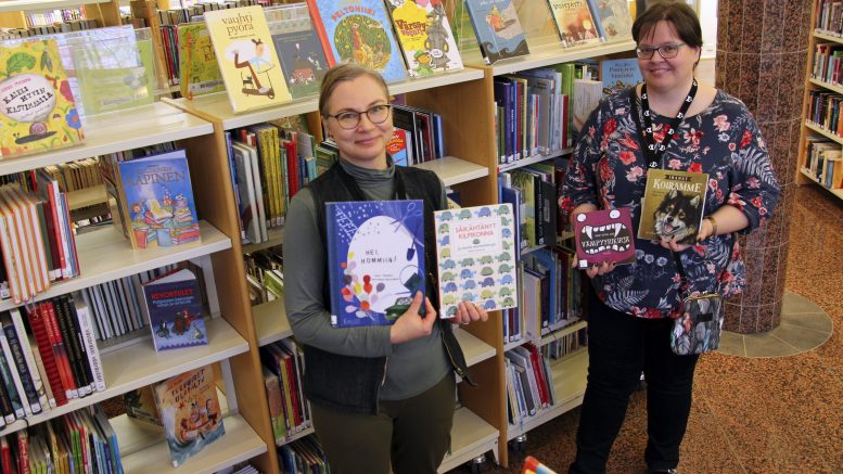 Terhi Herukka (vas.) ja Eeva-Maria Alatalo esittelivät kirjaston tarjoamia palveluita ja aineistoja.