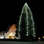 Haukiputaan kirkon edustan joulukuusi valaisee ja luo jälleen joulutunnelmaa.