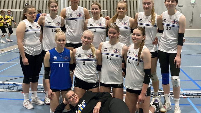 HaHe-lentopallon B-tyttöjen joukkueessa pelaavat Eveliina Vähä, Oona Mäenpää, Hanna Kastarinen, Kirsikka Joenväärä, Aada Honka, Nella Haatainen, Sara Jaakkola, Netta Tolvanen, Miia Ylikojola, Iina-Reeta Kaikkonen ja Nea Subotic. Edessä päävalmentaja Taina Kaikkonen.