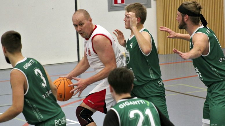 KiiRin palkittu Teemu Linna neljän kokkolalaisen pelaajan puristuksissa. Tästäkin tiukasta tilanteessa hän selvisi kunnialla eteenpäin.