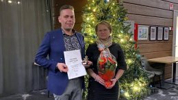 Miika ja Maarit Haapa-aho vastaanottivat Kone- ja vihertyö Haapa-aho Oy:n saaman Kiimingin vuoden yrittäjän palkinnon viime viikonloppuna Syötteellä järjestetyssä tilaisuudessa. (Kuva: Kiimingin yrittäjät)