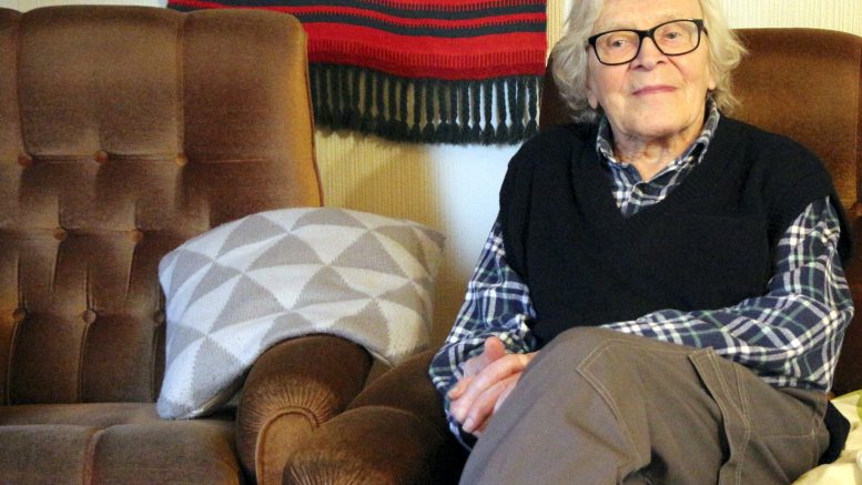 Raimo Mykkänen pohtii menneitä vuosikymmeniä kodissaan Jäälin Välikylässä. Vuodet ovat olleet ja ovat edelleen täynnä elämää. Mykkänen asuu yhä kotitaloaan yhdessä vaimonsa kanssa. Poika asuu samassa pihapiirissä. (Kuva: Teea Tunturi)