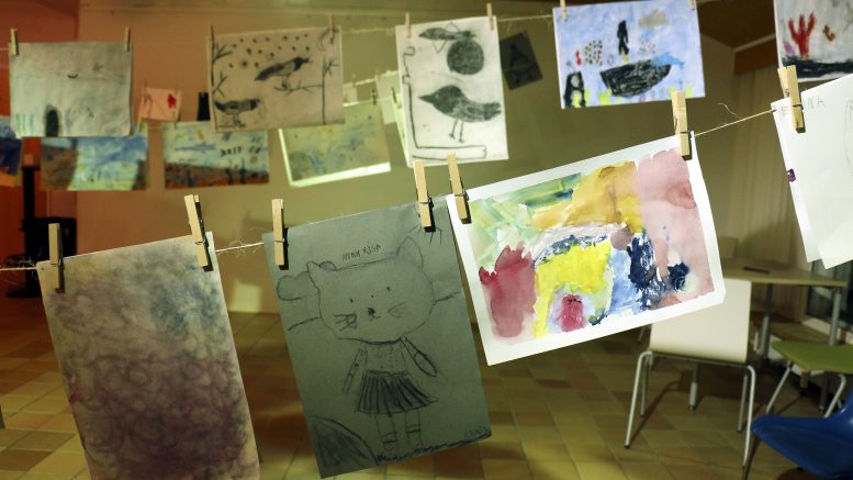 Iin Nätteporissa on esillä taidekoulun kuvataiteen ryhmien näyttely.