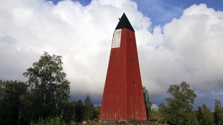 Iin Ulkokrunnin saaren noin 20 metriä korkea pooki vuodelta 1874 (Kuva: Pekka Väisänen)