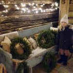 Wanhassa Riihessä pääsee joulun tunnelmaan. Jääliläinen Neela Lehtisola kävi tutustumassa suvun vanhaan rakennukseen. (Kuva: Tiina Lehtisola)
