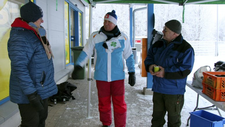 Kekustan ehdokkaat Pirkko Mattila ja Antti Huttu-Hiltunen kertoivat Ylikiimingissä vaaliteltalla piipahtaneelle Sepolle, miksi tulevissa aluevaaleissa olisi syytä äänestää. (Kuva: Teea Tunturi)