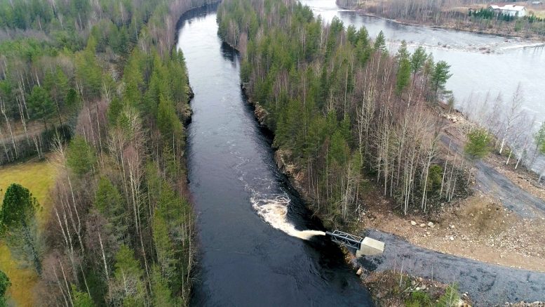 Smoltit päätyvät alasvaellusväylää pitkin voimalaitoksen alakanavaan. (Kuva: Pohjois-Pohjanmaan liitto)