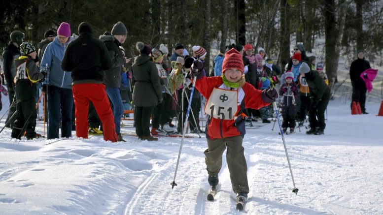 Ylikiimingin hiihtocupissa on tänä talvena kaikkiaan yhdeksän osakilpailua. Arkistokuvassa vuodelta 2019 Elsa Koret nauttii cupissa hiihtämisestä. (Kuva: Pirjo Holappa)