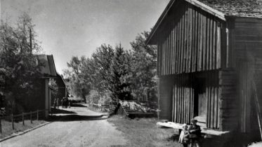 Etualalla 1700-luvulta peräisin oleva aitta, vasemmassa laidassa Åströmin talo, jonka takana Bovellanin talo. Kyläyhdisyts ja kyläläiset kunnostivat vanhaa aittaa viime keväänä.