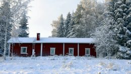 Koljunmajan säilymiselle kyläyhdistyksen käytössä on saatu uusi mahdollisuus ja jatkoaikaa. Rakennus sijaitsee Halosenlahden rannalla. Koljunmajan talvimaisemassa kuvasi Tauno Ukkola.