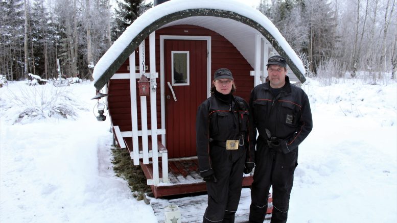 Tarja ja Mika Toppinen ovat työskennelleet Rantapohjan alueella jo vuosikymmeniä. Työssä nautitaan päivien erilaisuudesta.