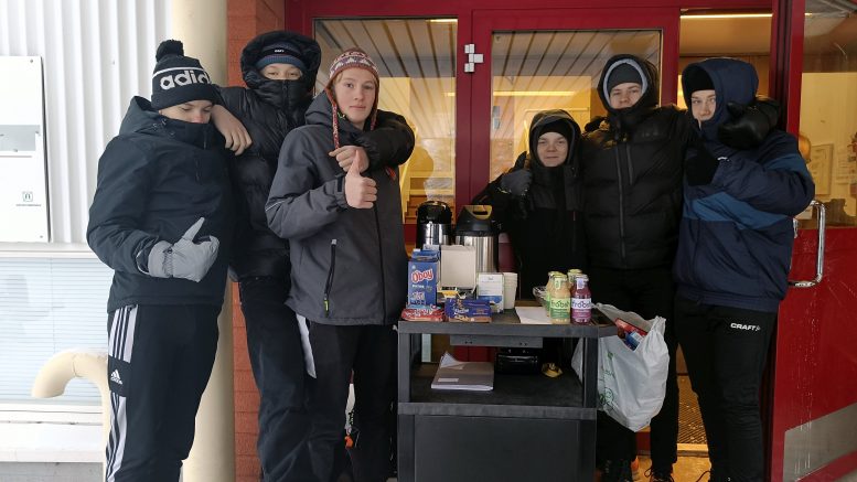 Yhdeksäsluokkalaiset (vas.) Toni, Leevi, Lari, Aleksi, Juho ja Jonne käymässä kioskilla.