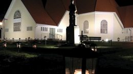 Partiolaiset vievät kynttilöitä sankarihaudoilla tänäkin itsenäisyyspäivänä Haukiputaalla ja Kiimingissä. Kuva Haukiputaan kirkon edustalta. ARKISTOKUVA: AULI HAAPALA