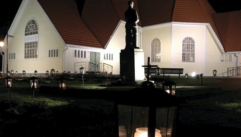 Partiolaiset vievät kynttilöitä sankarihaudoilla tänäkin itsenäisyyspäivänä Haukiputaalla ja Kiimingissä. Kuva Haukiputaan kirkon edustalta. ARKISTOKUVA: AULI HAAPALA